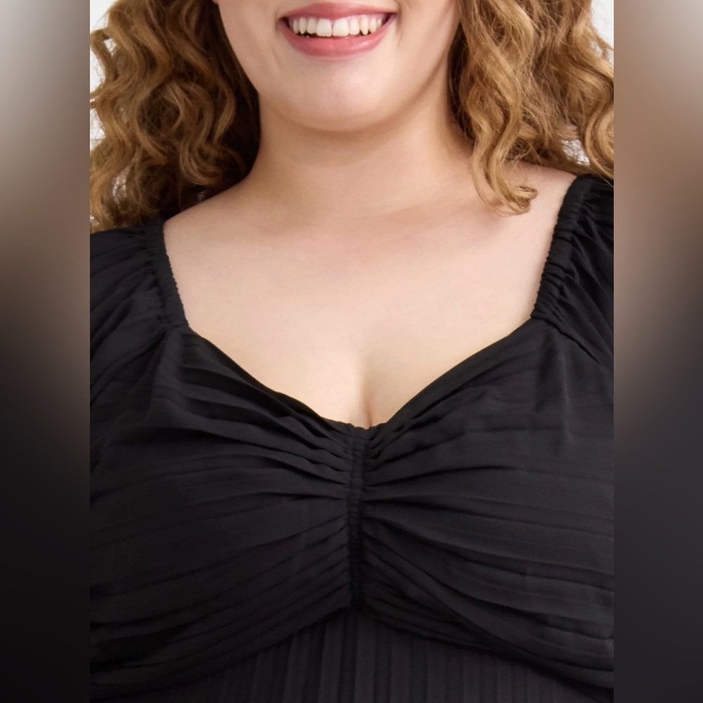 Elegant Black Pleated Dress - Picture 2 of 4
